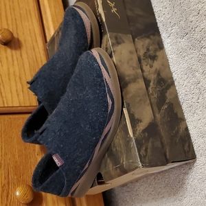 EUC Chaco Revel slippers